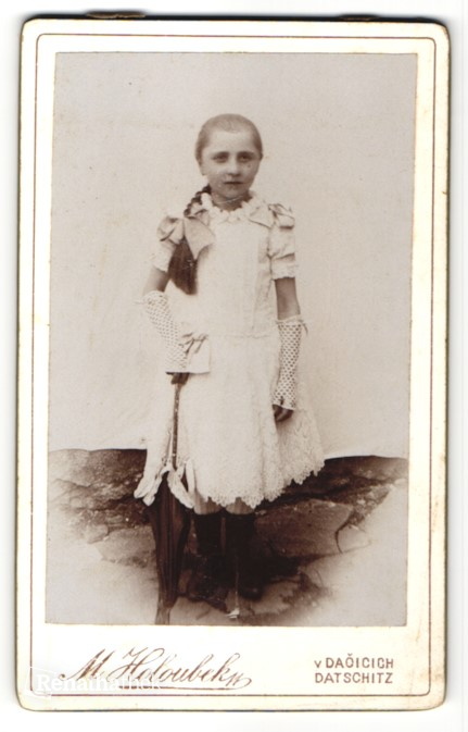 Fotografie-M-Holoubek-Daoicich-Datschitz-Portrait-Maedchen-in-Kleid-mit-Sonnenschirm