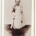 Fotografie-M-Holoubek-Daoicich-Datschitz-Portrait-Maedchen-in-Kleid-mit-Sonnenschirm
