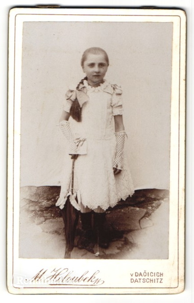 Fotografie-M-Holoubek-Daoicich-Datschitz-Portrait-Maedchen-in-Kleid-mit-Sonnenschirm.jpg