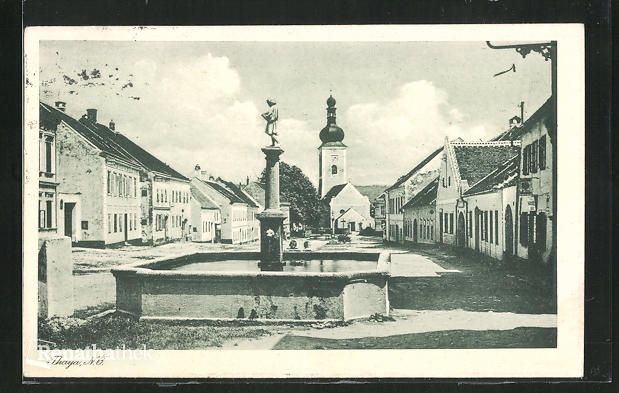 AK-Thaya-Platz-mit-Brunnen-und-Kirche.jpg
