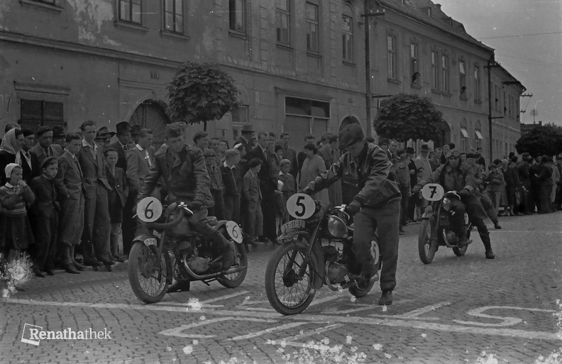 Závody motocyklů v Třešti.jpg