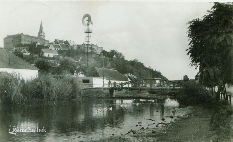 Pohled na město z Podolí - starý most - Želetavka - 1938.jpg