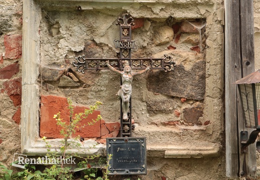 Ein Kreuz nahe der Kirche