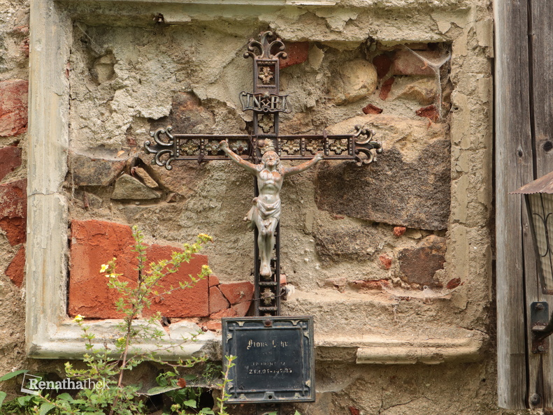Ein Kreuz nahe der Kirche