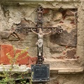 Ein Kreuz nahe der Kirche.JPG