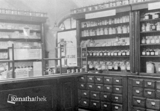 Vnitřní prostory třešťské lékárny v roce 1951 01