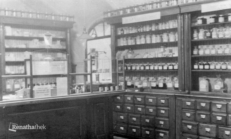 Vnitřní prostory třešťské lékárny v roce 1951 01.jpg