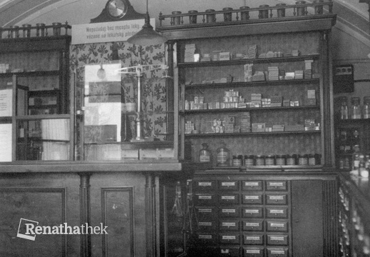 Vnitřní prostory třešťské lékárny v roce 1951 02