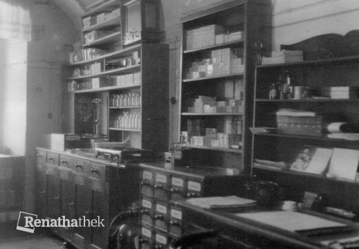 Vnitřní prostory třešťské lékárny v roce 1951 03