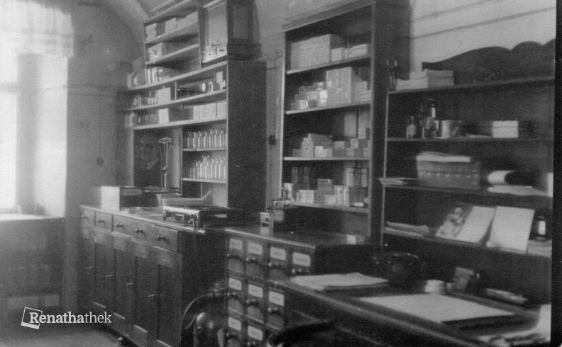 Vnitřní prostory třešťské lékárny v roce 1951 03.jpg