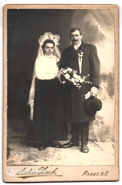 Fotografie-Anton-Zach-Raabs-Portrait-buergerliches-Paar-in-Hochzeitskleidung-mit-Schleier-und-Blumenstrauss.jpg