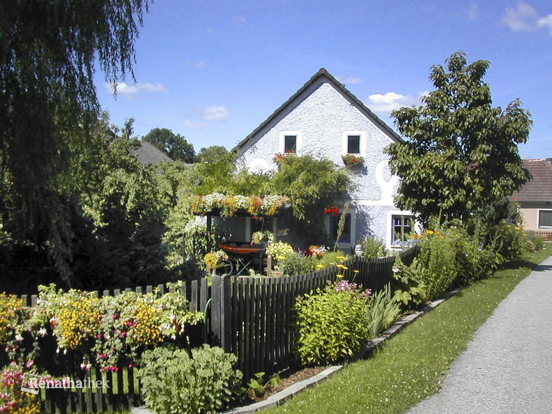 Schwarzenau Haus mit Blumen