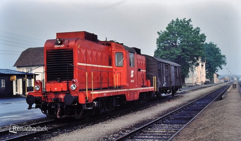 2045.07 in Göpfritz im Verschub 1.6.1985. Diese Lok bleibt den ganzen Tag in Göpfritz und fa╠êhrt auch alle Zu╠êge unserer Strecke..jpg