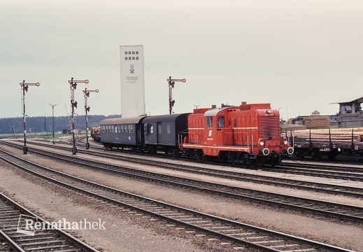 göpfritz 2045 019-3 mit dem R6303 am 8.5.1986 einfahrend