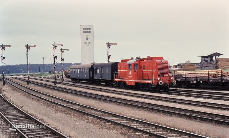 göpfritz 2045 019-3 mit dem R6303 am 8.5.1986 einfahrend.jpg