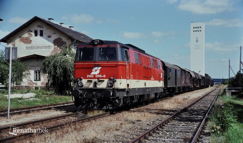 2143 056-6 mit dem GmP 71403 in Gross Siegharts nach dem Verschub abfahrtsbereit Richtung Göpfritz am 12.8.1993.jpg
